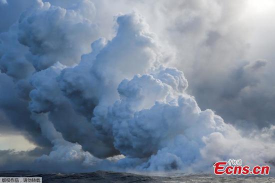 Deadly acid cloud rises over Hawaii as lava streams into ocean 
