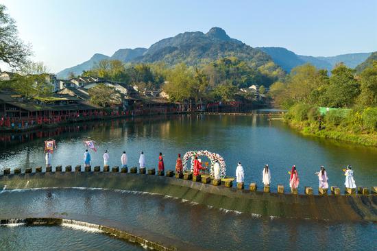 Hanfu costume show performed to welcome Huazhao Festival in Sichuan