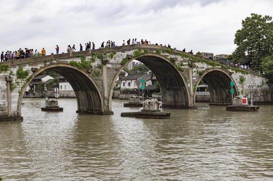 Bridge that has inspired mascot name of 19th Asian Games attracts visitors
