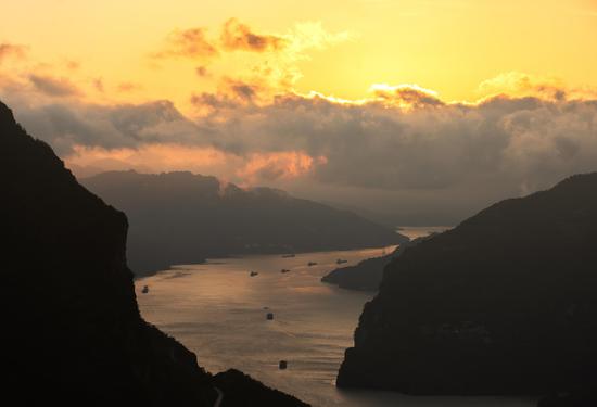 Sunrise scenery over Xiling Gorge in Hubei