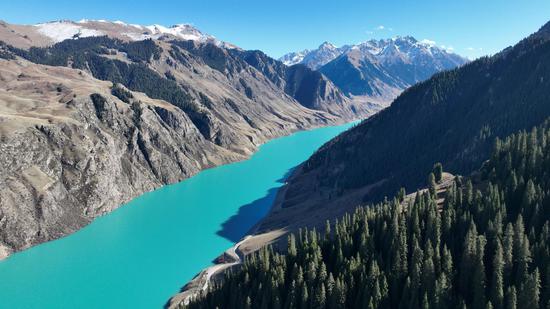 Breathtaking autumn scenery of Yuhu Lake in Xinjiang