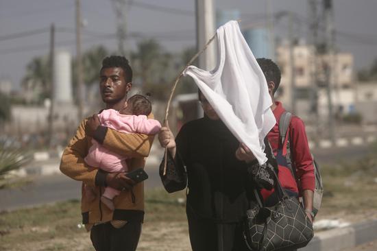 Palestinians in Gaza wave white flags to evacuate