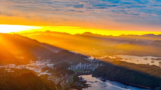 Breathtaking sunrise scenery in Hangzhou