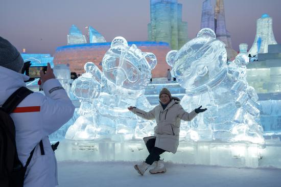 Asian Winter Games-themed ice sculptures shine at Harbin Ice-Snow World