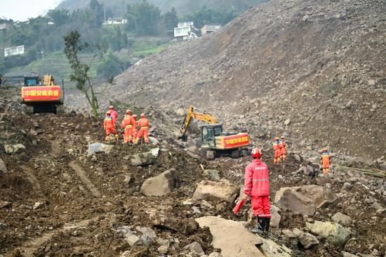 Rescue efforts continue after landslide hits Sichuan