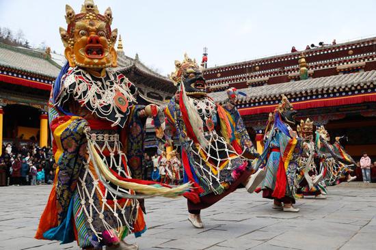 Monks perform Cham dance to pray for good harvest, peaceful life in Qinghai