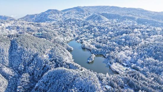 Snow turns Lunshan Mountain into white wonderland