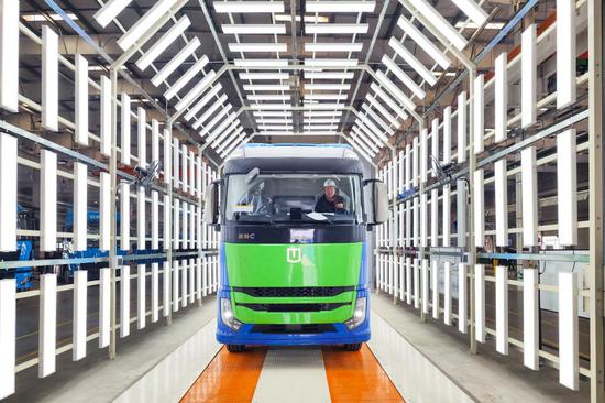 China's first batch of 200KW hydrogen-powered heavy trucks roll off production line