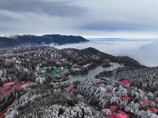 Rime covered Lushan Mountain enveloped by sea of clouds