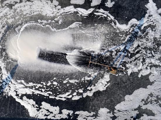 Salt harvest scene resembles ink paintings