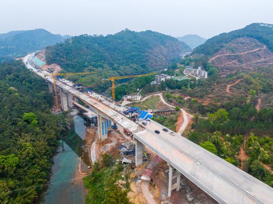 Left lanes of Daping River bridge connected in Guangxi