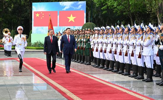 Xi attends welcome ceremony held by Vietnam's To Lam