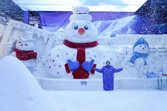 Icy wonderland draws crowds amid summer heat in Harbin